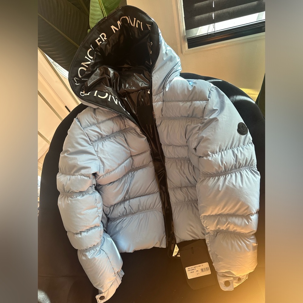 BRAND NEW WOMENS MONCLER COAT SIZE 0
